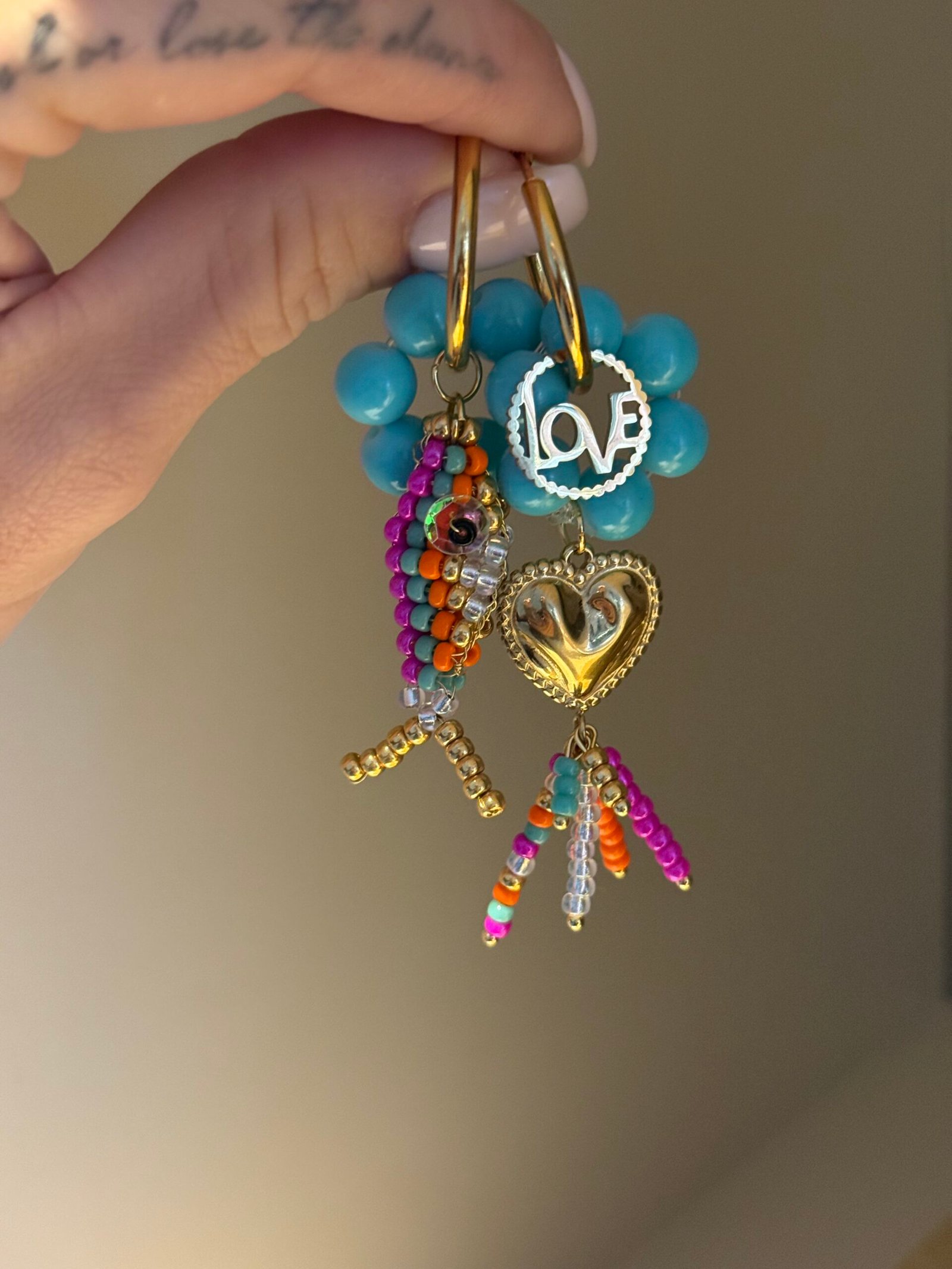 By M oorbellen visje turquoise gekleurd