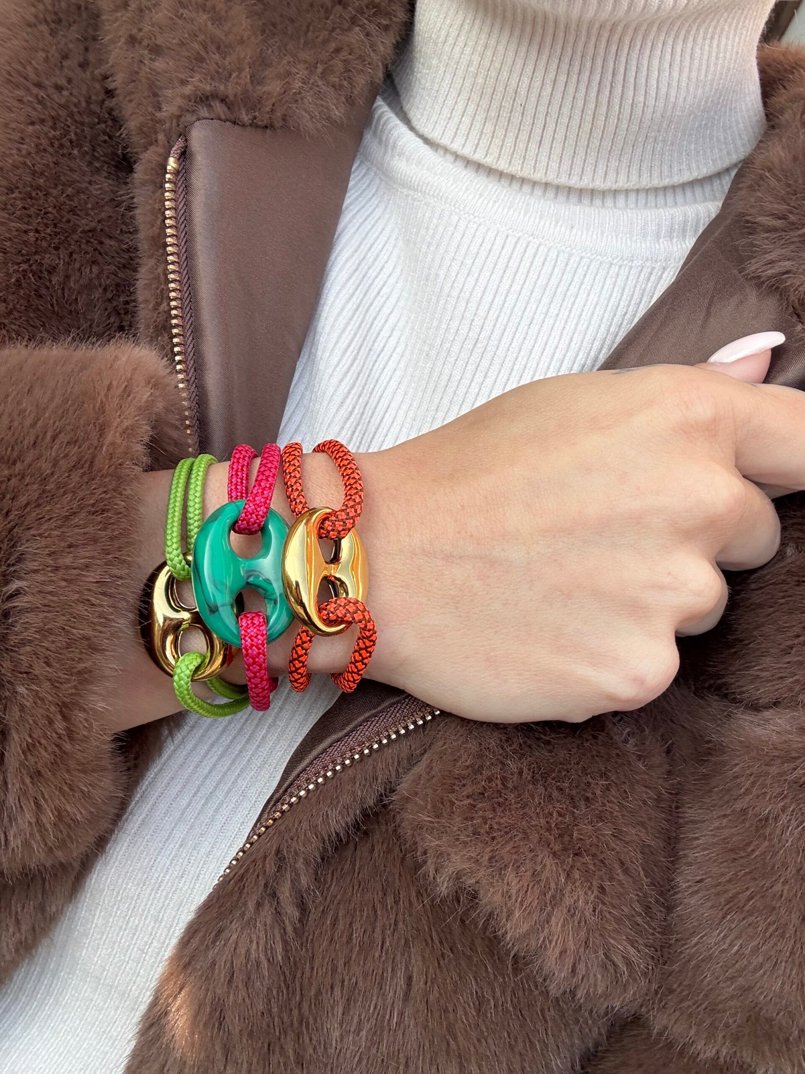 By M Coffee bean armband groen roze