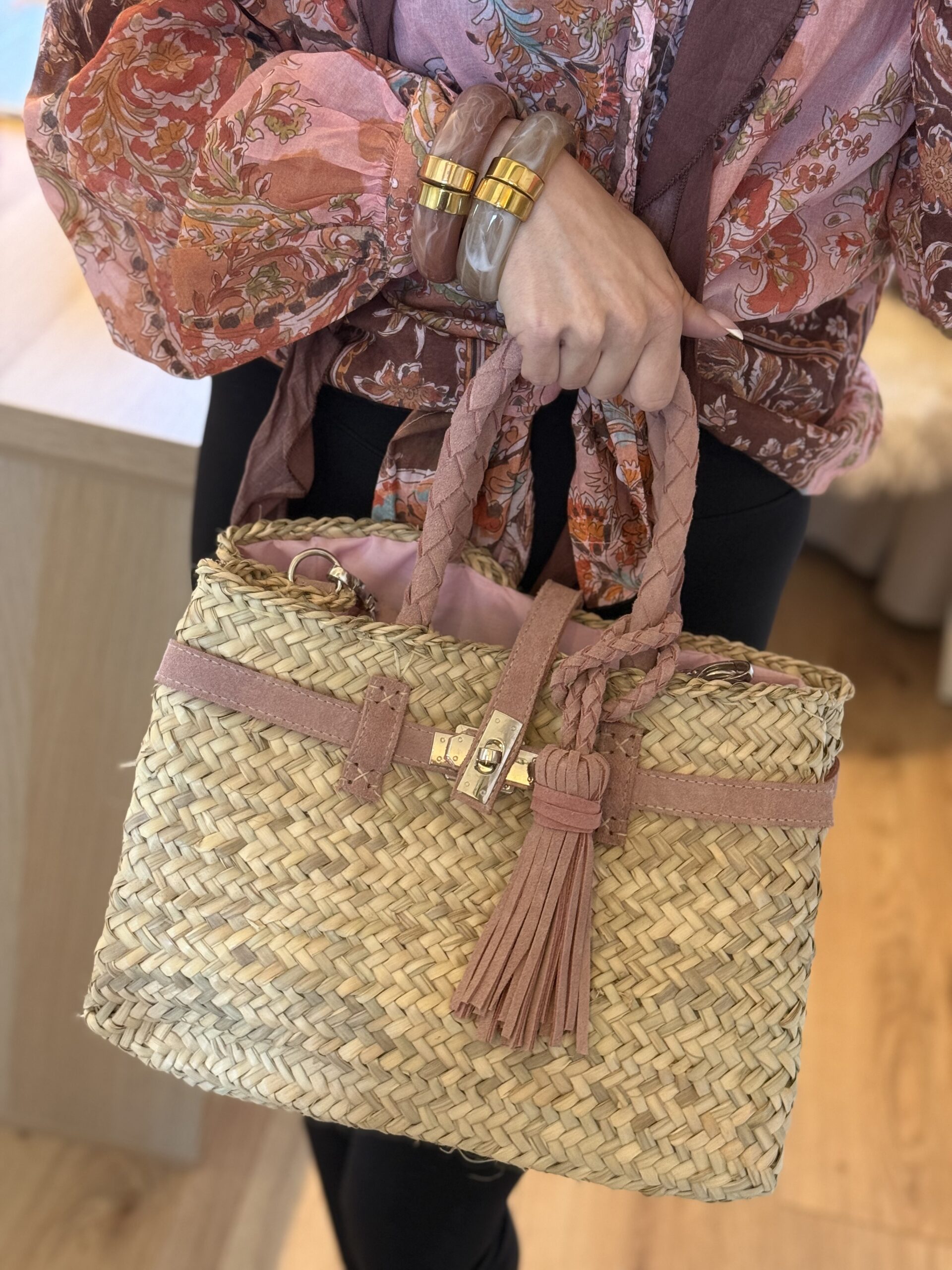 By M rieten tas met suède licht roze