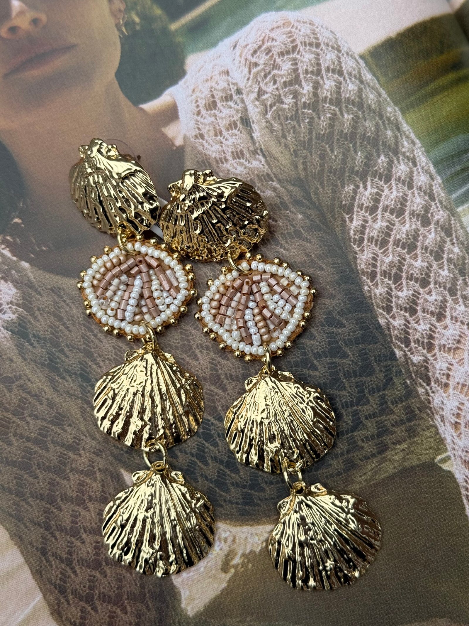 Lange schelp oorbellen beige met goud