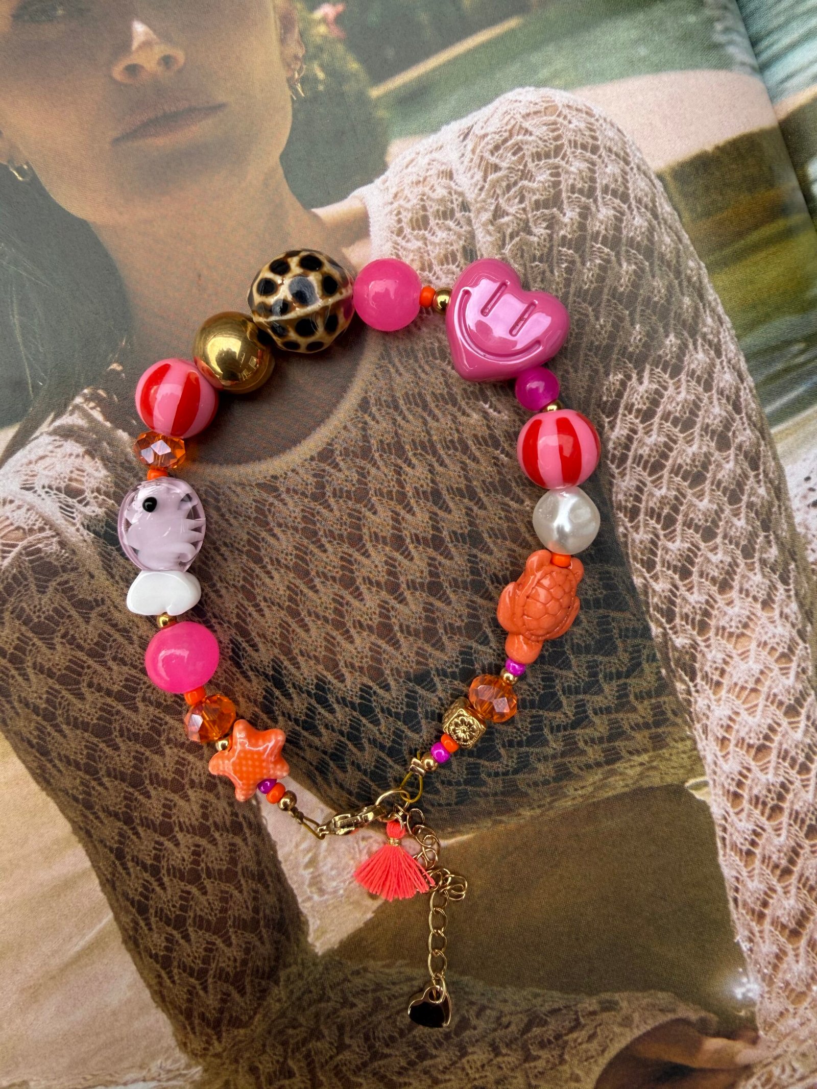 By M armbandje vis roze oranje gemixt