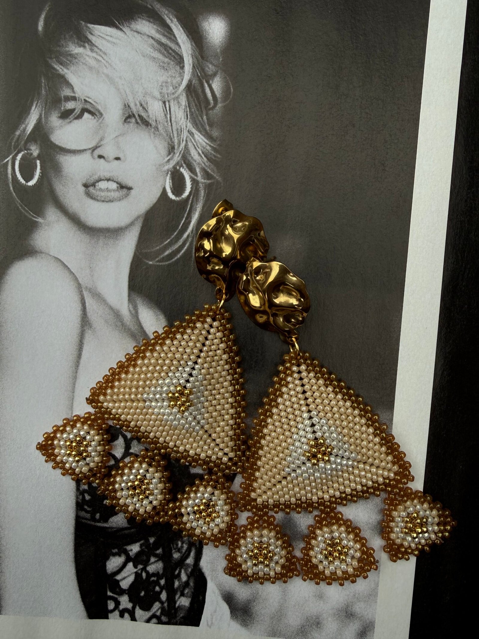 By M oorbellen driehoek gekleurd beige goud