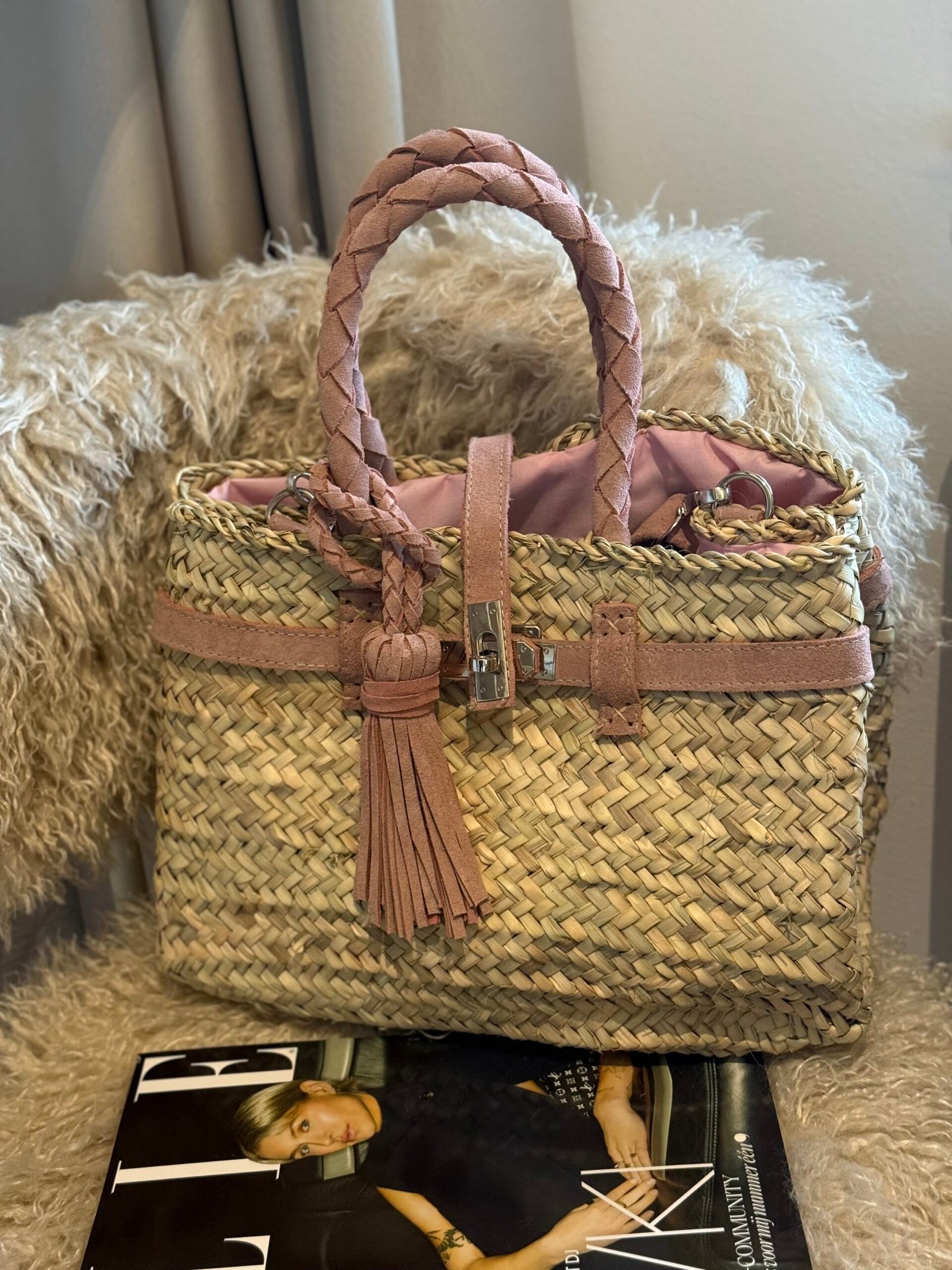 By M rieten tas met suède licht roze