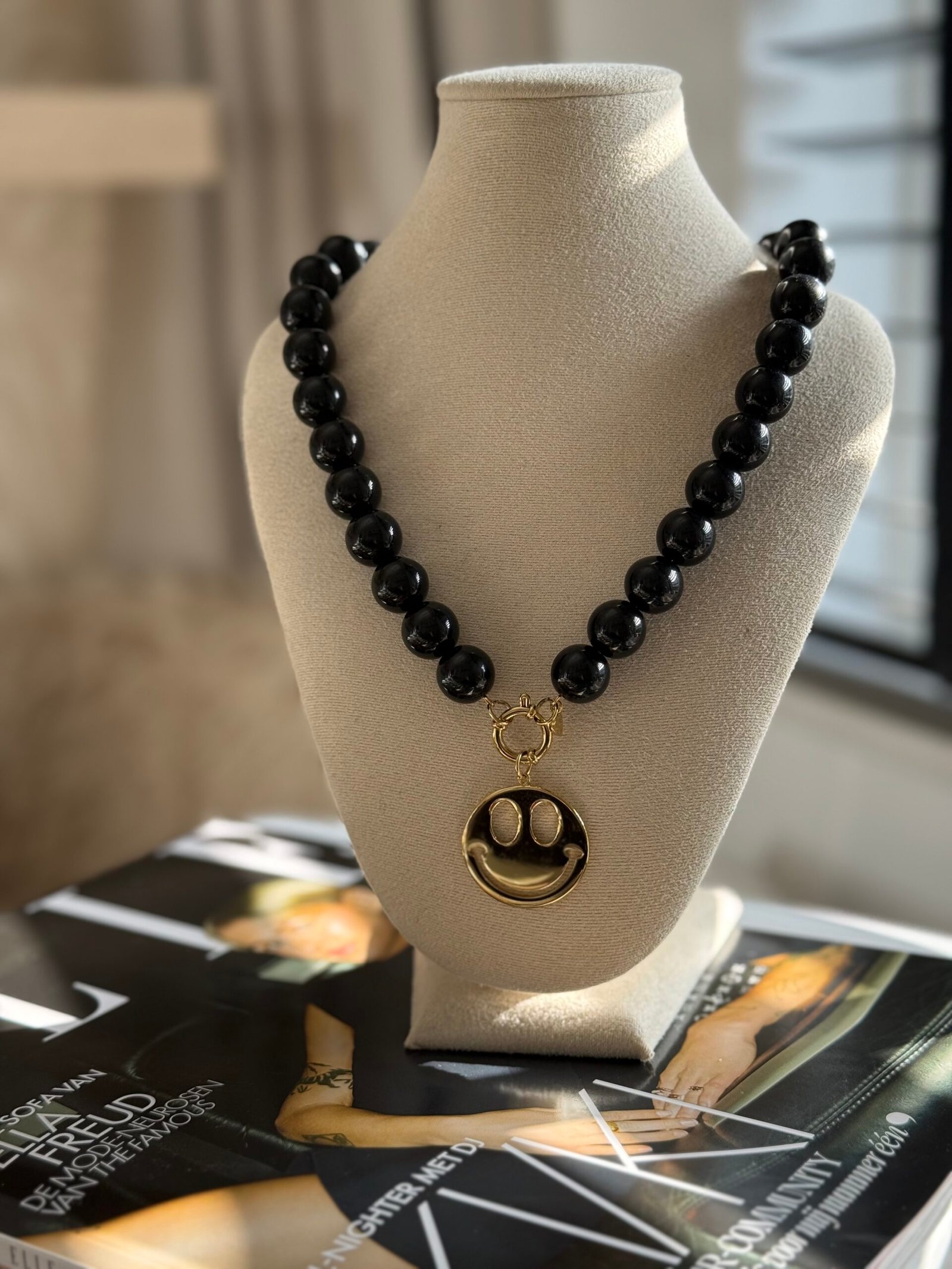 Statement ketting zwarte kralen met smiley