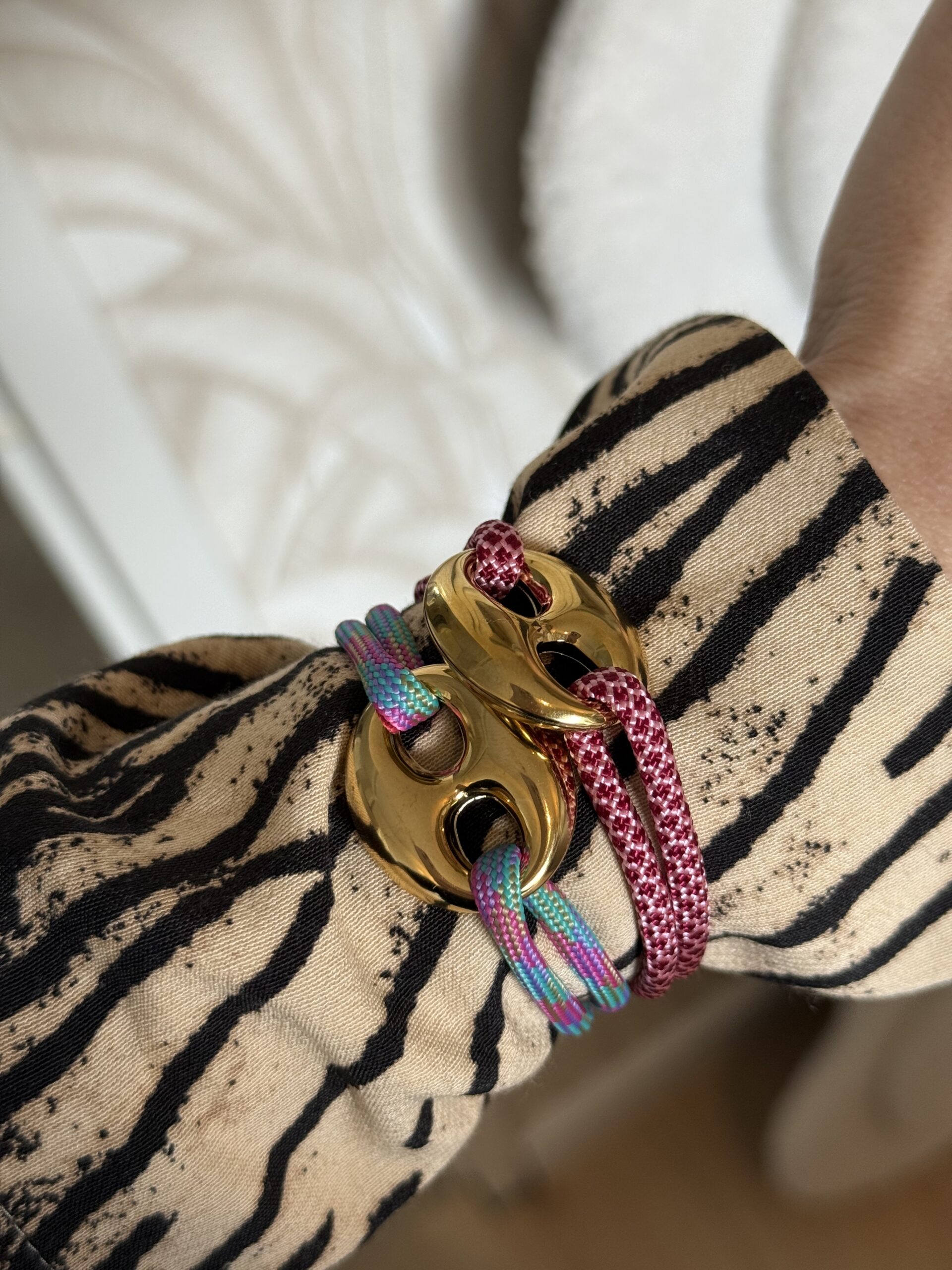 Coffee bean armband gekleurd roze blauw