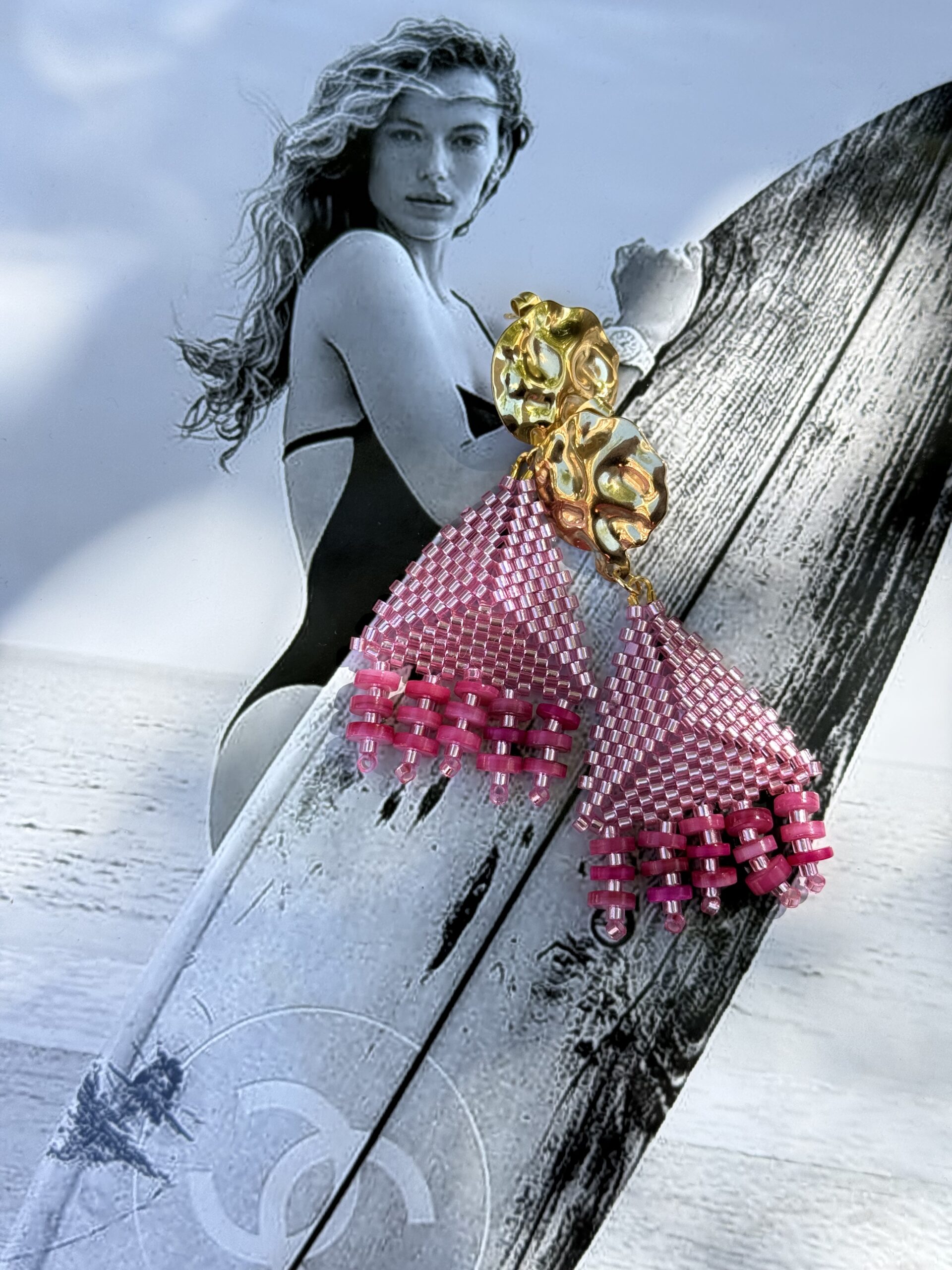 By M driehoek oorbellen roze