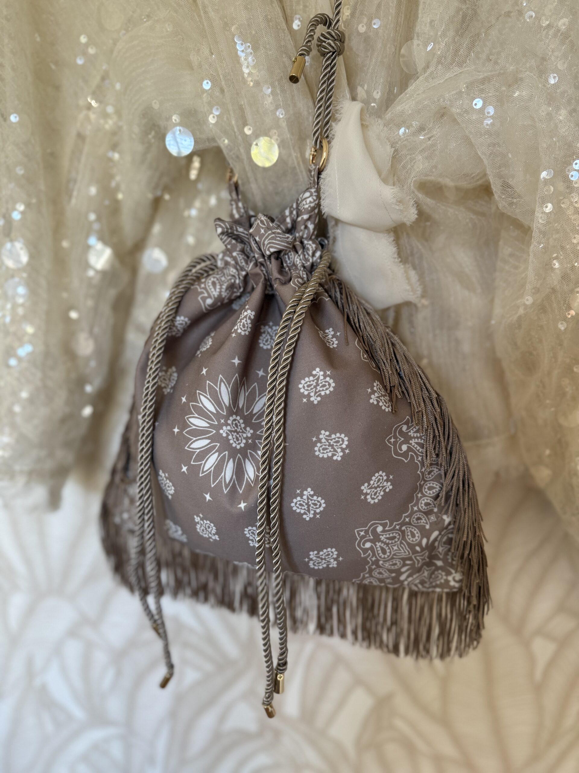 Bandana tas taupe kleur met franje