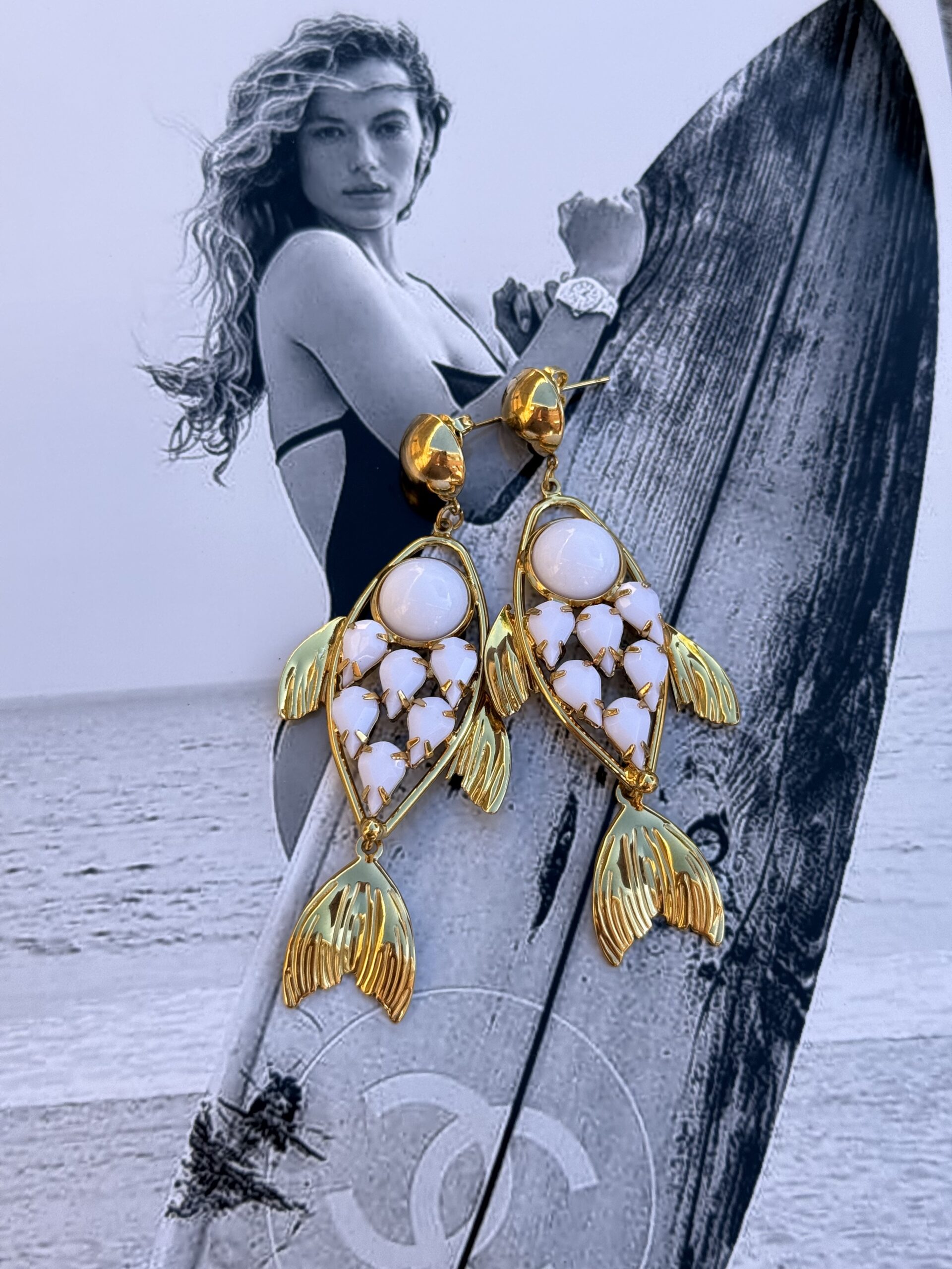 Vis oorbellen met witte stenen