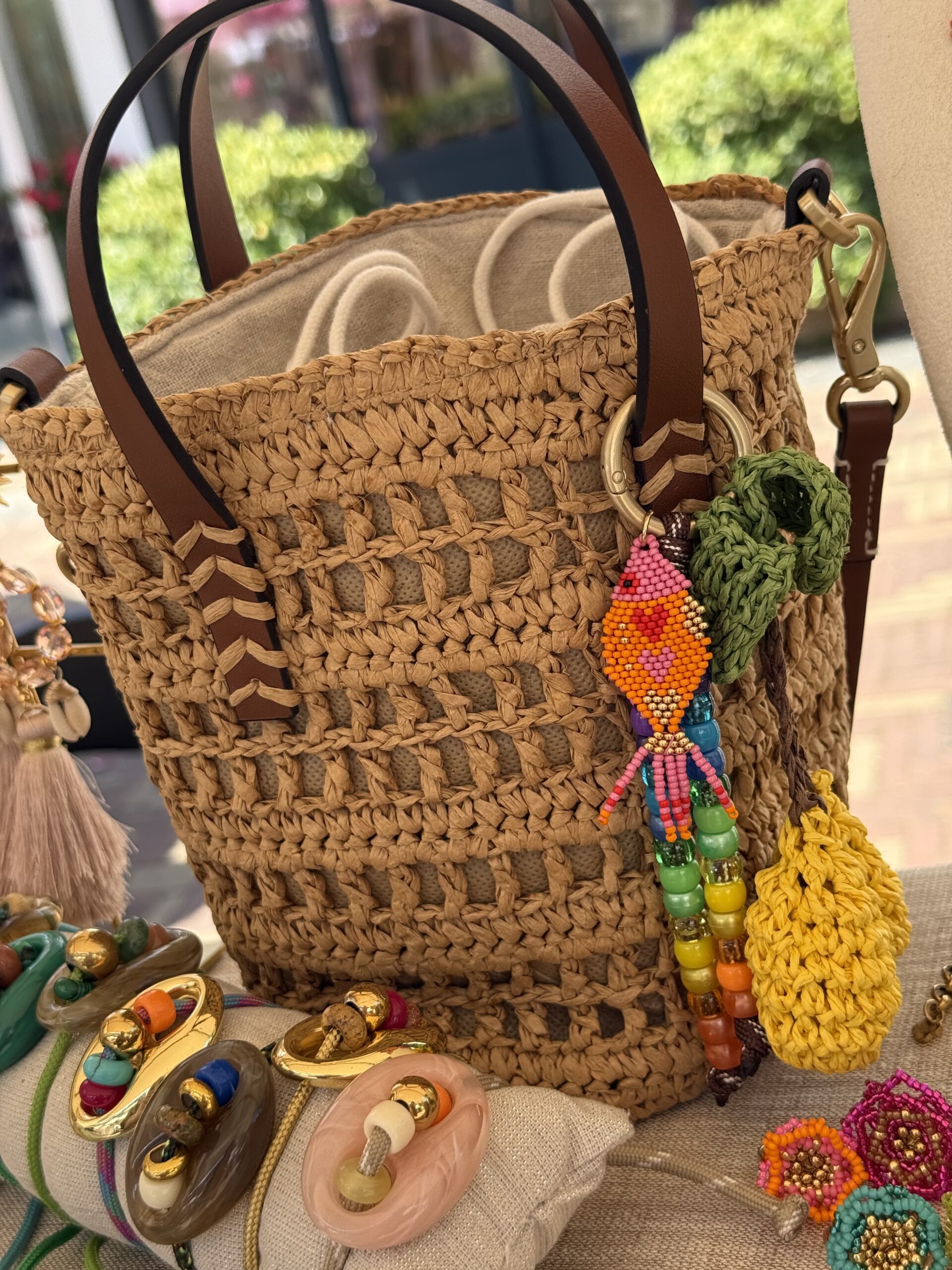 By M raffia tasje met handmade bagcharm